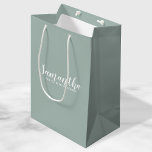 Moderner Vorschlag für eine Verordnung Mittlere Geschenktüte<br><div class="desc">Moderne Bridesmaid Vorschlag Geschenktasche mit dem personalisierten Namen einer Brautjungfrau in einem modernen,  weißen Schriftart-Stil mit Text in modernen Sans Serif Schriftart Stil auf schlauem grünem Hintergrund. Auch perfekt für Trauzeugin,  Blume Mädchen und mehr.</div>