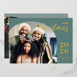 Moderner Weihnachtsbogen 2 Foto minimalistisch aqu Folien Feiertagskarte<br><div class="desc">Diese elegante und moderne Weihnachtsgrüßkarte zeichnet sich durch ein minimalistisches Design aus, das zwei Ihrer Lieblingsbilder aus der Familie in einem trendigen Bogen zeigt. Einfach anpassbar mit Ihrem Familiennamen und dem aktuellen Jahr in stilvollen Goldfolien Serif-Schriftart über einen modernen aquamarinen Hintergrund auf der Vorderseite und mit Ihrer individuellen Begrüßung auf...</div>