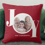 Moderner Weihnachtsfeiertag Personalisiertes Foto  Kissen<br><div class="desc">Fügen Sie Ihrem festlichen Dekor dieses Jahr eine Touch Freude hinzu mit diesem modernen Foto Kissen Weihnachten. Es ist mit dem Wort JOY in weißer,  moderner Typografie auf einem maronroten Hintergrund dekoriert. Einfach mit Ihrem Foto und Namen anpassbar.</div>