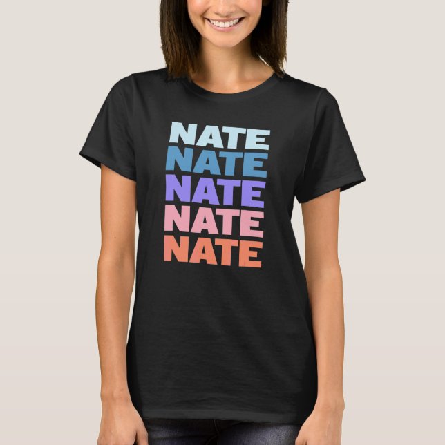 Moderner Wiederholter Text Nate T-Shirt (Vorderseite)