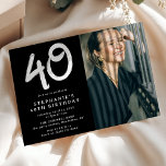 Modernes 40. Geburtstags-Party-Foto Einladung<br><div class="desc">Trendy 40. Geburtstag Foto Einladung. Design bietet ein Foto Ihrer Wahl auf einem schwarzen Hintergrund,  mit einem weißen Text einfache Vorlage,  die leicht anzupassen. Die Nummer 40 ist eine lustige Pinselstrichtypografie,  die dies zu einem modernen Gefühl einlädt.</div>