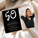 Modernes 50. Geburtstagsparty-Foto Einladung<br><div class="desc">Trendy 50. Geburtstag Foto Einladung. Design bietet ein Foto Ihrer Wahl auf einem schwarzen Hintergrund,  mit einem weißen Text einfache Vorlage,  die leicht anzupassen. Die Zahl 50 ist ein Spaß eine Pinselstrichtypografie,  die dies einladen ein modernes Gefühl.</div>