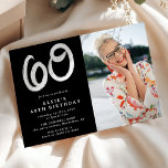 Modernes 60. Geburtstagsparty-Foto Einladung<br><div class="desc">Trendy 60. Geburtstag Foto Einladung. Design bietet ein Foto Ihrer Wahl auf einem schwarzen Hintergrund,  mit einem weißen Text einfache Vorlage,  die leicht anzupassen. Die Nummer 60 ist ein lustiger Pinselstrichtypografie,  die dies einlädt ein modernes Gefühl.</div>
