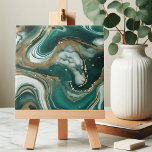 Modernes Abstraktes Smaragdgrün- und Goldmarmor Fliese<br><div class="desc">Die atemberaubende Keramik, ein Kunstwerk, das Eleganz und modernes Design mühelos verbindet. Diese Kachel weist ein faszinierendes, abstraktes Muster auf, das an wirbelnde Ozeanwellen erinnert. Die smaragdgrünen Farbtöne harmonieren nahtlos mit cremigen Weißen und glänzenden Goldakzenten. Der aufwändige Marmoreffekt schafft ein Gefühl von Tiefe und Bewegung und macht ihn zu einem...</div>