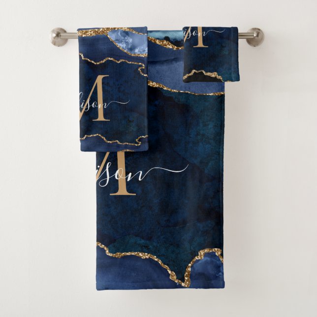Modernes Agate Geode Navy Blue Gold Monogram Scrip Badhandtuch Set (Insitu)