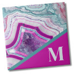 Modernes Anfangsmonogramm Fliese<br><div class="desc">Trendy Bright Türkise Fuchsia Stone Mit Monogramm Keramik Kachel. Kristallwaren und Geodaten sind nach wie vor ein beliebter Trend! Dieser Druck zeichnet sich durch ein nahes Bild eines lebendigen, türkisfarbenen und lila (magenta) Geode-Steins aus, komplett mit kleinen Kristallen. Fügen Sie Ihre Initialen hinzu, um es zu Ihrem eigenen zu machen....</div>