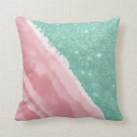 Modernes Aqua Aquamarin Pink Glitzer Aqua Beach Kissen<br><div class="desc">Dieses künstlerische und moderne Strandkunstwerk eignet sich ideal für elegante und glamouröse Sommervibes. Der abstrakte Sandstrand ist handbemalt mit Aquarell und Whisky-Blegum-Rosa, mit Imitaten bedruckten Aqua aquamarin grün funkelnd Glitzer. Es ist mädchenhaft, elegant, hübsch und einzigartig! ***WICHTIGE HINWEIS FÜR DESIGN: Für individuelle Designanfragen, wie z.B. passende Produktanfragen, Farbänderungen, Platzierungsänderungen oder...</div>