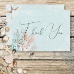 Modernes Aqua Ocean & Muscheln Hochzeit Dankeskarte<br><div class="desc">Tauchen Sie ein in den Zauber der Liebe mit unserer bezaubernden Hochzeitssuite unter Wasser. Vor einem atemberaubenden türkisblauen Aqua-Hintergrund, der an die Ruhe des Meeres erinnert, verleiht eine Unterwasserstruktur dem Design Tiefe und Dimension. Die Hochzeitskarte ist mit einer zarten Auswahl an staubigen blauen, bräunlichen, braunen, pfirsichfarbenen und weißen Muscheln, Korallen...</div>