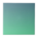 Modernes Aquamarines Minze Green Ombre Fliese<br><div class="desc">Diese Keramik-Kachel zeichnet sich durch ein schlichtes, trendiges, grünes Ober-Design aus, das von aquamarin bis mint grün reicht.</div>