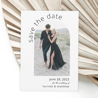 Modernes Arch Boho Hochzeit rettet das Datum