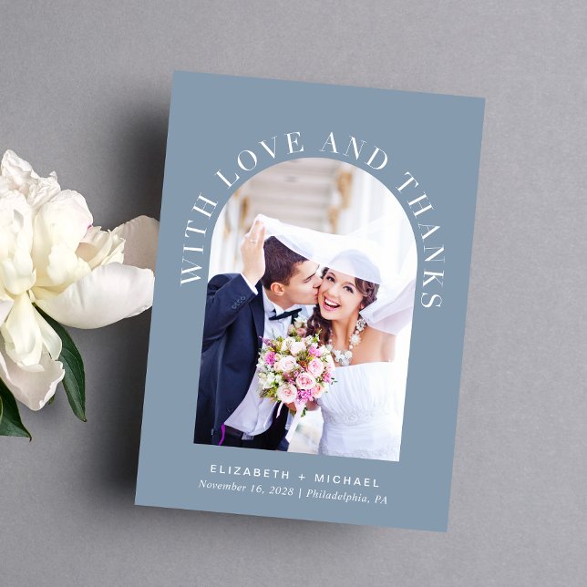 Modernes Arch Foto Dusty Blue Wedding Dankeskarte (Celebrate your love story with a thank you card showcasing your photo in an elegant arch frame)