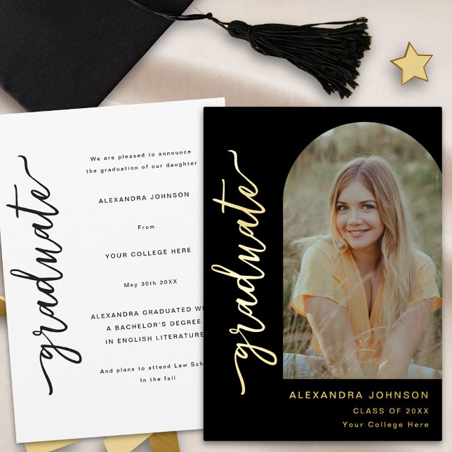 Modernes Arch Foto Elegante Gold Script Abschluss Folieneinladung (Modern trendy photo arch graduation announcement card elegant chic black and gold foil script)