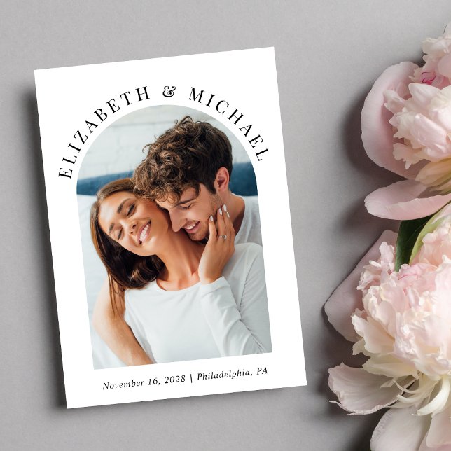 Modernes Arch Foto QR Code Hochzeit Einladung (Celebrate your love story with an invitation showcasing your favorite photo in an elegant arch frame)