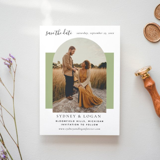 Modernes Arch Green Wedding Foto Save The Date (Von Creator hochgeladen)