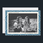 Modernes Art-Deco-Muster im blauen Hanukkah-Foto Feiertagskarte<br><div class="desc">Trendy,  modern und schlicht gestaltete Deko-Linien in Blau und Weiß für Hanukkah,  personalisiert mit Ihrem Namen und Foto.</div>