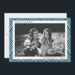 Modernes Art-Deco-Muster im blauen Hanukkah-Foto Feiertagskarte<br><div class="desc">Trendy,  modern und schlicht gestaltete Deko-Linien in Blau und Weiß für Hanukkah,  personalisiert mit Ihrem Namen und Foto.</div>