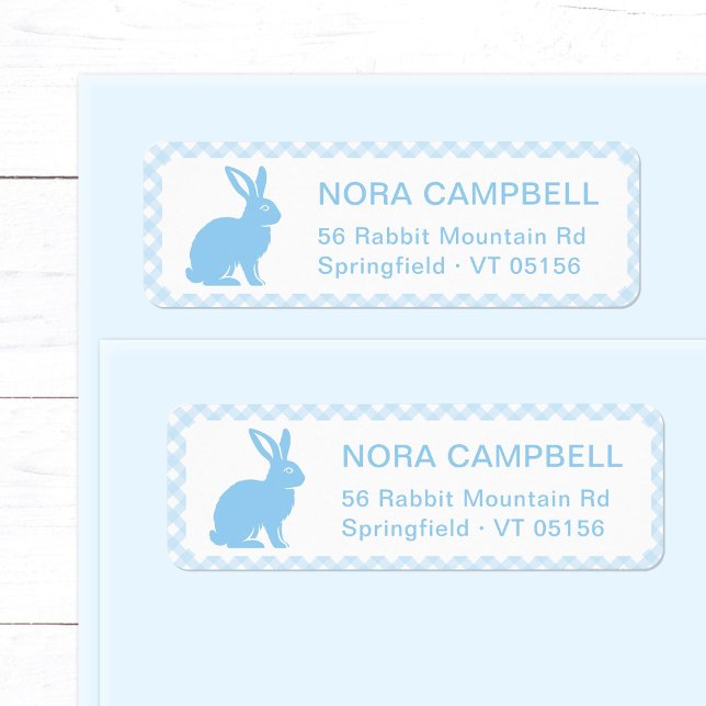 Modernes Baby Blue Bunny Gingham Rücksendeadresse (Modern, cute baby blue bunny return address label with classic gingham checks background.)