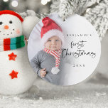 Modernes Baby First Christmas Name Year Foto Ornament<br><div class="desc">Modernes Baby First Christmas Name Year Foto. Es ist toll, dem ersten Weihnachtsfest Ihres Babys zu gedenken und auch Weihnachten zu feiern. Ein schönes Set-Skript für Erste Weihnachten und die Erholung des Textes ist leicht zu personalisieren mit dem Namen Ihres Babys und das Jahr. Ersetzen Sie das Beispiel-Foto durch das...</div>