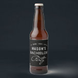 Modernes Bachelor-Party-Label Bierflaschenetikett<br><div class="desc">Trinken Sie Ihr Lieblings-Bier mit diesen personalisierten Bachelor-Party-Labels! Sehen Sie sich die gesamte Bachelor Party Kollektion an,  um mehr passende Artikel zu finden!</div>