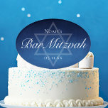 Modernes Bar Mitzvah Party Blue Star von David Cus Kuchenaufsatz<br><div class="desc">Schön tiefe dunkelblaue Farbtöne schaffen eine Textur wie Wasser auf diesem individuellen formellen Bar Mitzvah Kuchen Topper. Elegante weiße minimalistische Schrift auf Dessertfavors mit dem Namen Ihres Sohnes auf dem subtilen Star of David zu feiern,  das Kommen Ihres jüdischen Sohnes zu erleben.</div>