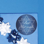 Modernes Bat Mitzvah Party Blue Star von David Cus Runder Aufkleber<br><div class="desc">Schöne dunkelblaue Farbtöne schaffen eine Textur wie Wasser auf diesem formellen Bat Mitzvah Party Aufkleber. Elegante weiße minimalistische Schrift auf einem Druck mit dem Namen Ihrer Tochter auf dem subtilen Stern von David zu feiern,  das Hervorkommen Ihrer jüdischen Tochter.</div>