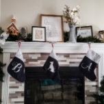 Modernes Bauernhaus Classic Monogram Kleiner Weihnachtsstrumpf<br><div class="desc">Dieser Strumpf verleiht Ihrem Urlaubsdekor einen klassischen Stil! Das Monogramm kann mit der Personalisierungsfunktion personalisiert werden. Die Rückseite des Strumpfs ist standardmäßig in einem kräftigen Rot gehalten,  Sie können jedoch die doppelseitige Option für einen Aufpreis wählen.</div>