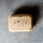 Modernes Bauernhaus Rückfahrt Eierkarton Briefmark Permastempel<br><div class="desc">Bereichern Sie Ihr Bauernhaus mit dieser einzigartigen personalisierten Cartoon-Briefmarke. Vintage Hühnerdarstellung mit Banner und benutzerdefiniertem Skript in serifenlosen Schriftart. Für eine personalisiertere Herangehensweise und Ihre besonderen Wünsche können Sie mich über meinen Shop kontaktieren.</div>