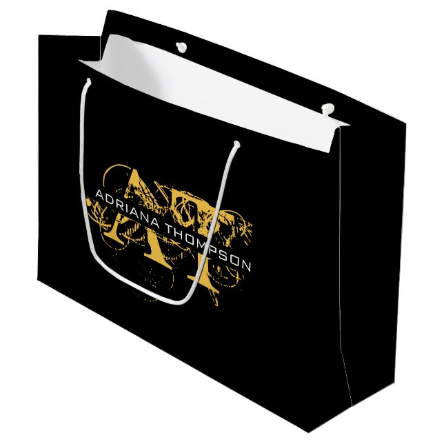 Modernes, bedrücktes Schwarz/Gold-Mit Monogramm Große Geschenktüte (Vorderseite Schrägansicht)