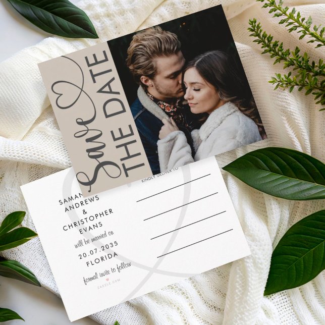 Modernes Beige Foto & Herz Save the Date Ankündigungspostkarte (Von Creator hochgeladen)