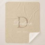 Modernes Beige-Syndrom Sherpadecke<br><div class="desc">Modernes Beige Neuvermähltes Mongram Sherpa Blanket mit individualisierbarem hellbeigen Hintergrund und hellbraunem Monogramm, das in der Mitte beginnt. Personalisiert mit dem Nachnamen des Ehepaares in der klassischen weißen Kalligraphie Schrift-Schrift und etabliert Jahr ist auf der unteren Front. Eine großartige Idee für die Hauswärmung oder das Brautparty. KLICKEN SIE AUF VORLAGENOPTION...</div>