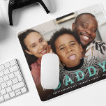 Modernes, benutzerdefiniertes Foto-Script 'We Lieb Mousepad<br><div class="desc">Erstellen Sie Ihre eigene Maus-Matte für Papa als Geburtstag- oder Vatertag-Geschenk. Dieses moderne Design besticht durch ein Foto Ihrer Wahl, ein dunkles Overlay am unteren Rand mit fett formatiertem DADDY kombiniert mit einem eleganten weißen Drehbuch "Wir Liebe Sie" über der Spitze. Passen Sie dieses Produkt an, indem Sie eine Nachricht,...</div>
