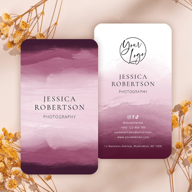 Modernes Berufliches, wasserfarbenes Burgund- Logo Visitenkarte (Elegant burgundy watercolor business cards with your logo and fully customizable text)