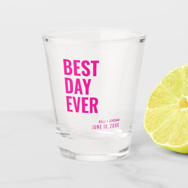 Modernes Best Day Ever Gastgeschenk Hochzeit Shoot Schnapsglas (Vorderseite)