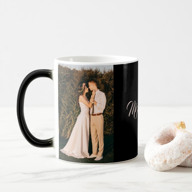 Modernes Black Calligraphy Mr & Mrs. Couple Foto Verwandlungstasse (Mit Donut)