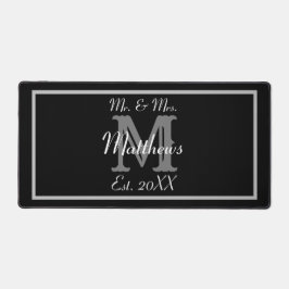 Modernes Black Mr. und Mrs. Name Wedding Schreibtischunterlage