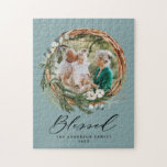 Modernes Blattwerk mit stilvollem, gesegnetes Dreh<br><div class="desc">Moderner,  minimaler Blattkranz gesegnet mit stilvollem Foto-Geschenk. Handgemalte Eukalyptus,  minimales Laub und moderne rustikale Rattanköpfe verleihen diesem Design ein luxuriöses Ambiente. In klassischen Grüntönen,  Braun und Grau.</div>
