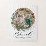 Modernes Blattwerk mit stilvollem, gesegnetes Dreh<br><div class="desc">Moderner, minimaler Blattkranz gesegnet mit stilvollem Foto-Geschenk. Handgemalte Eukalyptus, minimales Laub und moderne rustikale Rattanköpfe verleihen diesem Design ein luxuriöses Ambiente. In klassischen Grüntönen, Braun und Grau.</div>