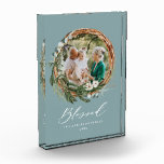 Modernes Blattwerk mit stilvollem, gesegnetes Dreh Fotoblock<br><div class="desc">Moderner,  minimaler Blattkranz gesegnet mit stilvollem Foto-Geschenk. Handgemalte Eukalyptus,  minimales Laub und moderne rustikale Rattanköpfe verleihen diesem Design ein luxuriöses Ambiente. In klassischen Grüntönen,  Braun und Grau.</div>