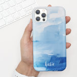 Modernes Blau   Weiß gestrichene Kunst mit Namen Case-Mate iPhone Hülle<br><div class="desc">Dieses lustige Handy-Gehäuse ist mit einem blau-weiß gestrichenen Hintergrund in einem schönen Kalligraphieskript versehen. Das ist der perfekte Fall für jeden, der ein modernes Design will, das sich herausstellt. Fügen Sie Ihren Namen hinzu, um dieses Design anzupassen. Es ist auch ein wunderschönes Geburtstag- oder Urlaubsgeschenk für einen Moment, Teenager oder...</div>