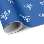 Modernes, blau-weiß-jüdisches Menorahmuster Geschenkpapier<br><div class="desc">Moderne blau-weiße jüdische Menorah Muster einfache elegante Geschenkpapier Wrapping Paper. Weiße Menorah Muster auf blauem Hintergrund. Dieses Papier ist ideal für Hanukkah,  Chanukah,  Bar mitzvah,  Fledermaus Mitzvah,  Shabbat und jüdischen Feiertagen.</div>