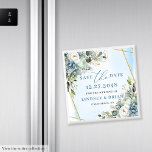 Modernes, blauer Blütengolden retten das Date Magn Magnet<br><div class="desc">✅ Für passende Artikel suchen Sie 210W in meinen Sammlungen ✅ Ankündigen Sie Ihren besonderen Tag im zeitlosen Stil mit diesem Aquarell dusty blue und eucalyptus Speichern Sie den Date Magneten, schön gerahmt mit goldenen Glitzer Akzenten. Weiche, staubige blaue Blumen und üppige Vegetation schaffen eine frische botanische Ästhetik, die moderne...</div>