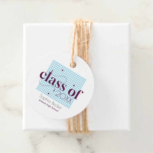 Modernes Blue Burgundy Graduation Cap Muster Geschenkanhänger (Beispiel)