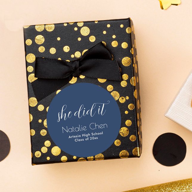 Modernes Blue Elegante Schriftartes Graduate Runder Aufkleber (Von Creator hochgeladen)