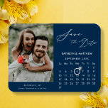 Modernes Blue Elegante Script-Foto Save the Date Magnet<br><div class="desc">Modernes Blau | Cerulean Hintergrund Elegantes Script "Save the Date" Magnet mit Custom Calendar mit einem schönen Foto. Lass deiner Familie, Freunden und Kollegen, dass du mit diesem eleganten Magneten ein Set für deine Hochzeitsfeier hast. Um den Ring Marker zu verschieben > klicken Sie auf blau "Personalisieren" > scrollen nach...</div>