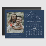 Modernes Blue Elegante Script-Foto Save the Date Magneteinladung<br><div class="desc">Modernes Blau | Cerulean Hintergrund Elegantes Script "Save the Date" Magnetkarte mit individuellem Kalender mit einem schönen Foto. Lass deiner Familie, Freunden und Kollegen, dass du mit dieser eleganten Karte ein Set für deine Hochzeitsfeier hast. Um den Ring Marker zu verschieben > klicken Sie auf blau "Personalisieren" > klicken Sie...</div>