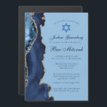 Modernes Blue Gold Agate Bar Mitzvah Party Magneteinladung<br><div class="desc">Moderne Marineblau und Goldmedaille schmücken die Seite dieser modernen Bar Mitzvah Zeremonie und magnetische Party Einladung. Der Name Ihres Sohnes ist in einem schönen formalen Drehbuch unter dem Stern von David geschrieben. Perfekte Magnete für eine schicke,  stilvolle jüdische Familie,  die ihren Jungen feiert,  der zur Tora gerufen wird.</div>