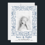 Modernes Blue Liebe & Light Hanukkah Foto Feiertagskarte<br><div class="desc">Eine moderne Hanukkah-Fotokarte mit einem illustrierten Rahmen aus Blattwerk und Kastanien und einem kühnen Header, der "Liebe & Licht" in einer wunderschönen hellmarineblau Farbe ausliest. Personalisieren Sie mit Ihrem Familiennamen und Ihrem Lieblingsbild. Das Bild verfügt über einen schwarz-weißen Filter, der entfernt werden kann, wenn Sie weitere>Filter anpassen. Wenn Sie Hilfe...</div>