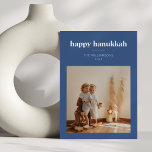 Modernes Blue Minimalistisch Hanukkah Family Foto Feiertagskarte<br><div class="desc">Feiern Sie Hanukkah mit dieser eleganten, minimalistischen Familienfotokarte. Mit einer blauen Grenze und Platz für einen personalisierten Familiennamen und das Jahr, ist dieses moderne Design eine schöne Art, Urlaub Gruß zu senden. Diese Karte ist ideal, um Familienmomente zu teilen und das Lichterfest zu feiern. Sie betont Einfachheit und Eleganz und...</div>