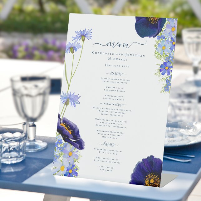 Modernes Blue Wedding Menu der Wildblume Sockelschild (Modern blue summer floral wedding reception menu with elegant typography & watercolor wildflowers )