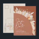 Modernes bohemianisches Terracotta Pampas Gras sti Ankündigungspostkarte<br><div class="desc">Moderne böhmische Terracotta Pampas Gras stilvolle Hochzeit speichern das Datum Einladung.</div>
